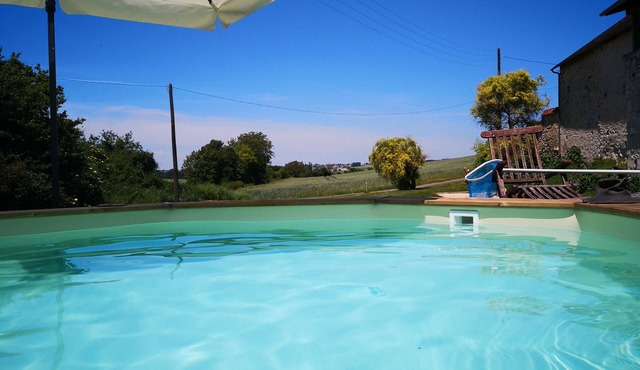 Farmhouse, pool & hot tub, 6 bedrooms 4 bathrooms sleeps 13/16 in Loire Valley