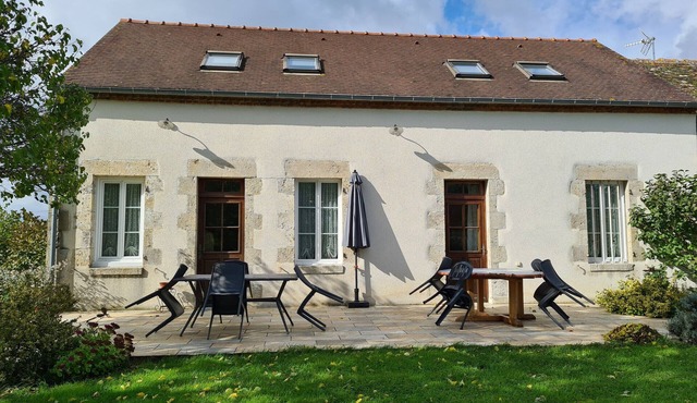 Farmhouse Retreat in Scenic Gâtinais - Spacious, Accessible & Eco-Friendly