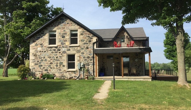 Farmhouse Retreat - 5 minutes from the beach!