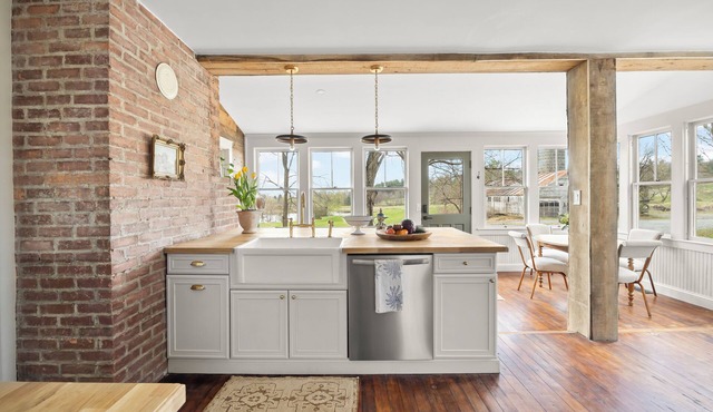 Farmhouse Retreat, Infrared Sauna, Fire-Pit, Fast Wifi, Golf & 3-Acre Privacy