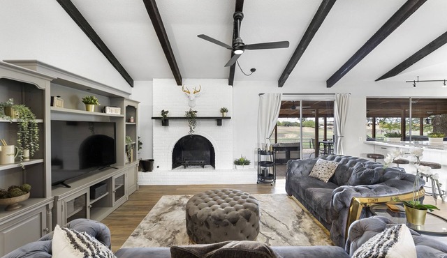 Farmhouse Retreat ~ Jacuzzi ~ Mini Cows + Ponies ~ Games + Pool ~ Fire Pit + BBQ