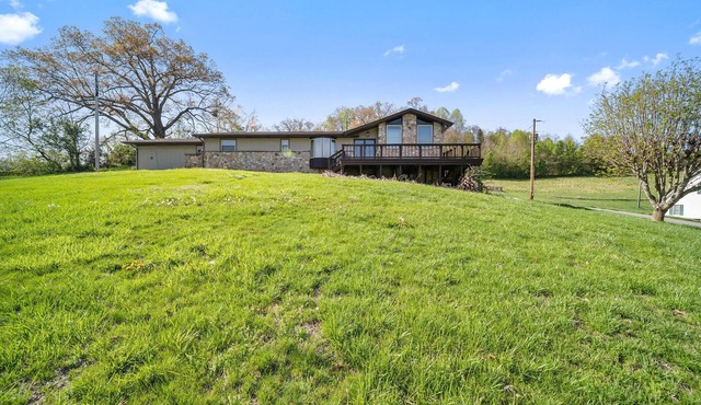 Farmhouse Retreat Near Norris Lake, Great for group gathering & pet friendly