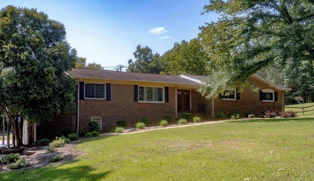 Farmhouse Retreat w/Fire Pit, Fireplace & Hot tub