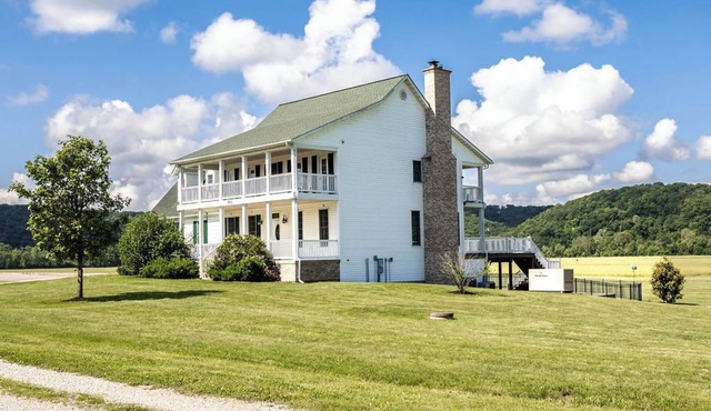 FARMHOUSE RETREAT : w/Pool, Hot Tub & Unique Farm Experiences
