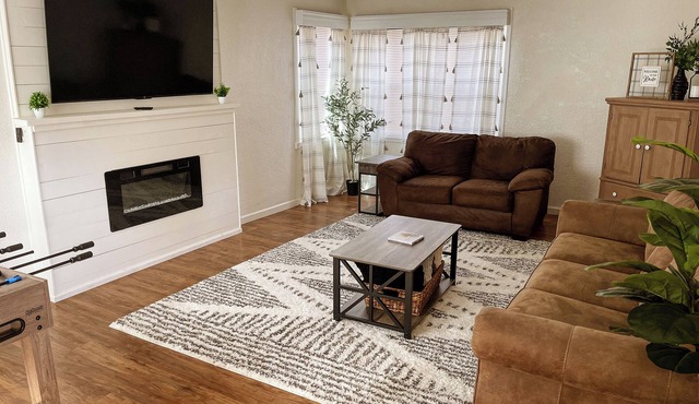Farmhouse Retreat with deck and fire pit, very family friendly & great location