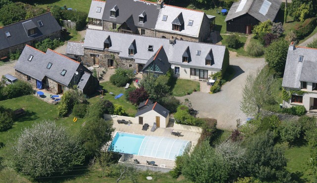 Farmhouse sleeps 14 with pool moments from the sea