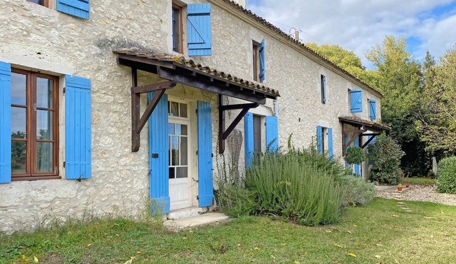 Farmhouse Sleeps 11 with Shared Pool