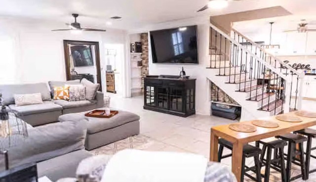 Farmhouse sleeps 25, Heated Pool, close to IH35 Schertz Tx
