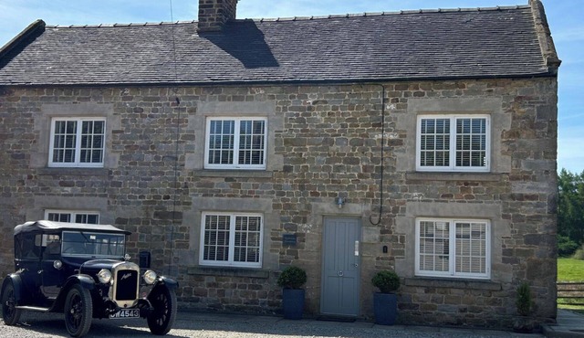 Farmhouse - Sleeps 6 - Near Alton Towers - Parking