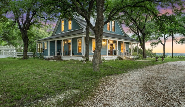 Farmhouse Stay near Waco! Relax with hilltop views, wrap around deck, fire pit!