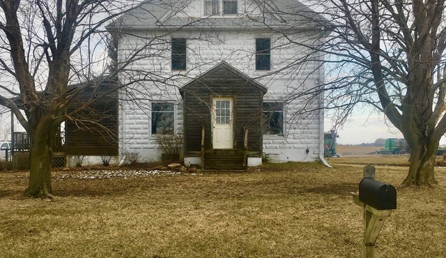 Farmhouse stay the Driftless way 3 mi from VRQ: walking trails, yoga room, views