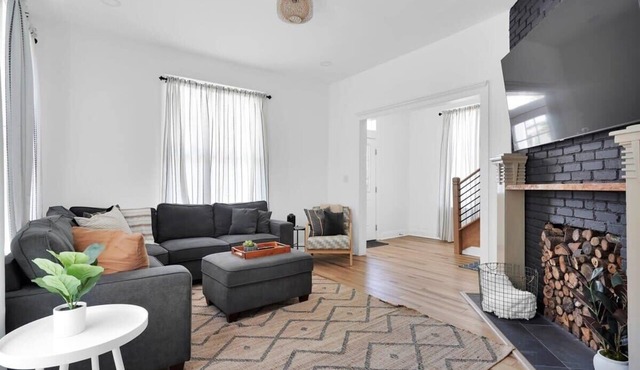 Farmhouse Stunner - 5 min drive to TIAA Bnk Field!