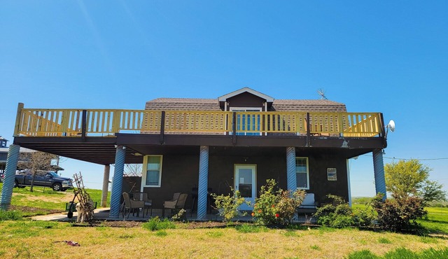 Farmhouse-style home with a balcony, gas grill, separate loft, W/D, and AC