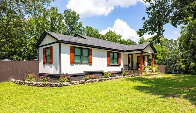 Farmhouse style w/a pool & hot tub