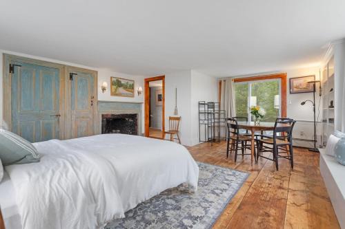 Farmhouse Suite with Highland Cows - C