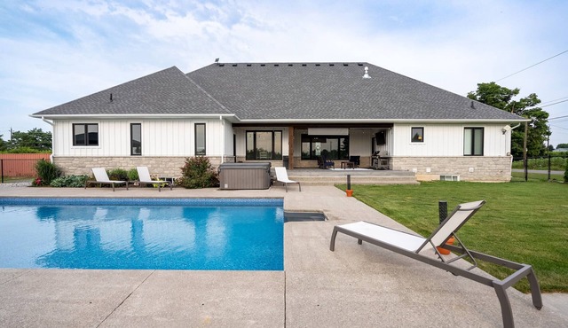 Farmhouse with Pool, Hot Tub and Vineyards!