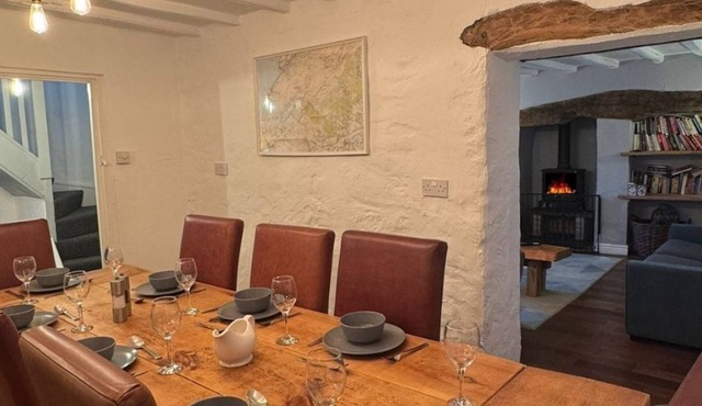 Farmhouse w/fire pit, log burner, stunning views & dining room