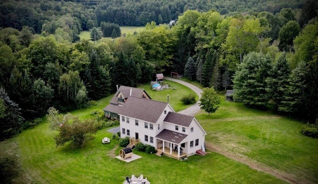 Farmhouse w/mountain views close to skiing. Includes outdoor sauna EV CHRGR