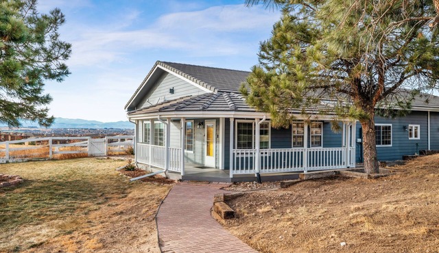 FARMHOUSE W/MOUNTAIN VIEWS!