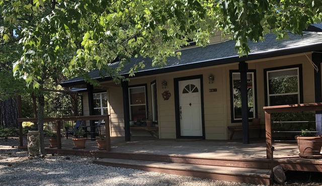 Farmhouse w/yoga studio, 1 acre pond, gigantic labyrinth, multiple hiking trails