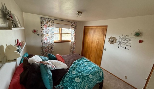 Farmhouse with a pool, hot tub and parking. Between Cody and the Big Horn Mts