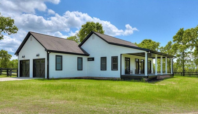 Farmhouse with amenities for everyone. Pool, pickelball, horse accommodations.