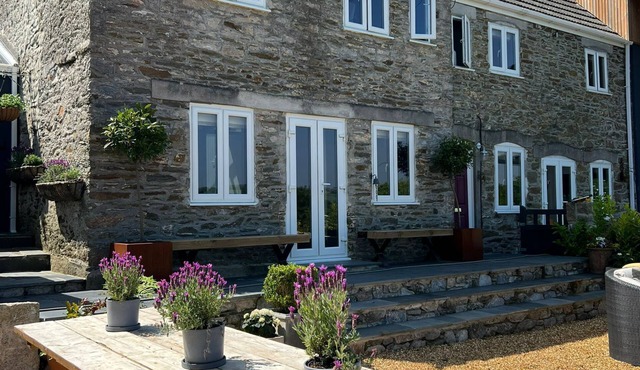 Farmhouse with Hot Tub & Far Reaching Views Of Dartmoor