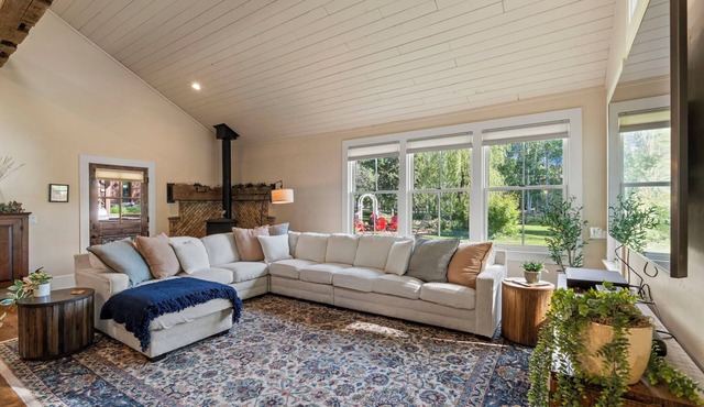 Farmhouse with Hot Tub, Game Room, Pond and Creek