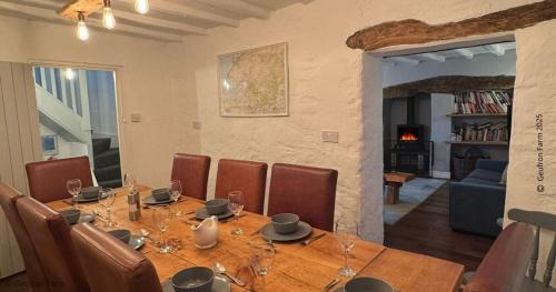 Farmhouse with Log Fire & On-Site Dog Field
