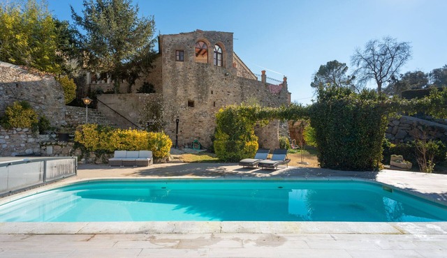 Farmhouse with pool and private access to the river