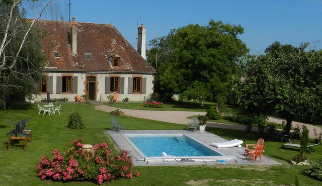 Farmhouse with pool, pets allowed in Sologne Bourbonnaise