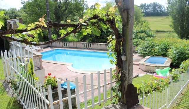 Farmhouse with private pool & fishing lake