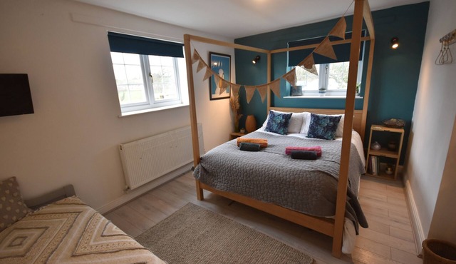 Farmhouse with rural and river views & 10 minute walk to market town