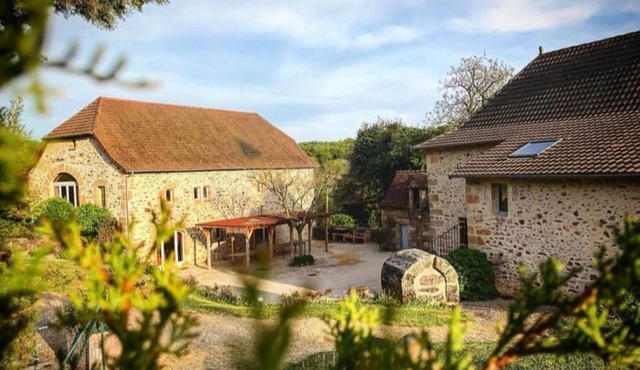 Farmhouse with restored house and barn for 21 people