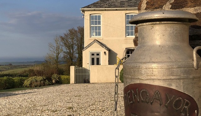 Farmhouse with Sea Views - walk to the beach!