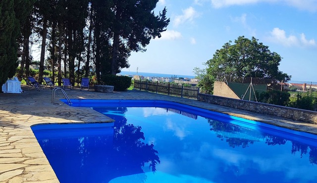 Farmhouse with swimming pool and tennis on a 1 hectare estate of orange and olive trees, 1 km from the sea.