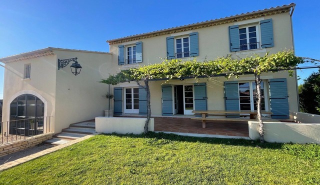 Farmhouse with swimming pool in Provence