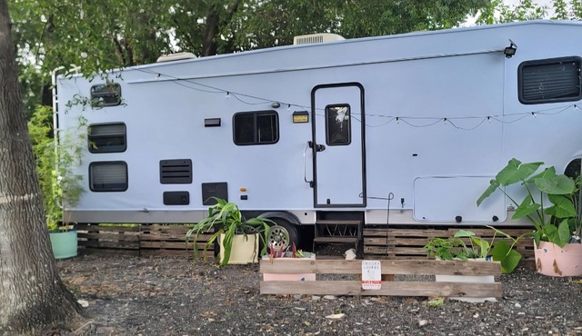 Farmstay cozy camper. 10 min to downtown. 20 miles to Sanibel. 30 min to airport