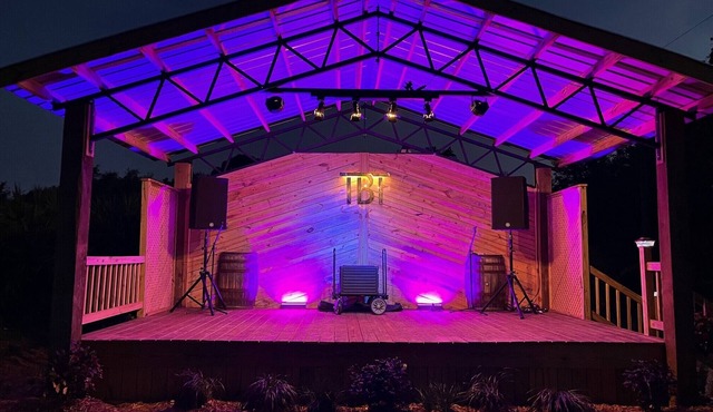 Farmstay Event Space with 2 Houses on 15 Acres with Additional Amentities Avail