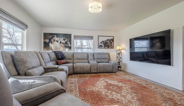 Farmstead III: Monument Views + 85" TV