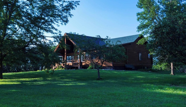 Farmstead Lodge: Your Serene Log Cabin Retreat with AC, WiFi
