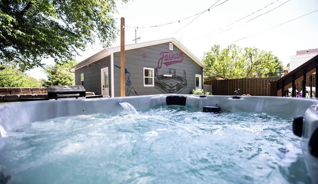 FarnamFieldhouse+HotTub+EpicGameRoom+FirePit+Mural