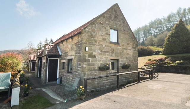 FARNDALE, pet friendly, with a garden in Glaisdale