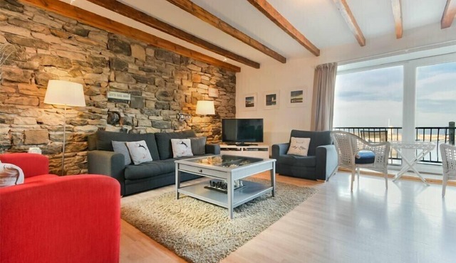 FARNE LOOKOUT, pet friendly, with a garden in Seahouses