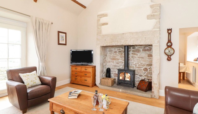 FARNELEA, pet friendly, character holiday cottage in Seahouses