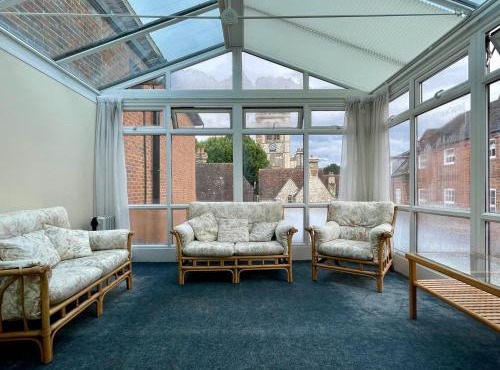 Farnham Haven: Unique Home with Courtyard