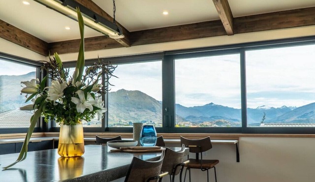 Farrant Drive - Modern holiday home with lake views, close to town