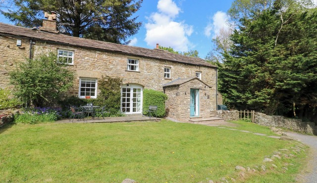 FARRIER'S COTTAGE, pet friendly, with open fire in Garsdale