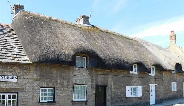 FARRIER'S LODGE, romantic, with a garden in Corfe Castle