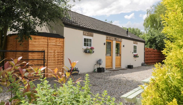 FARRIER'S LODGE, with hot tub in Seaton Ross